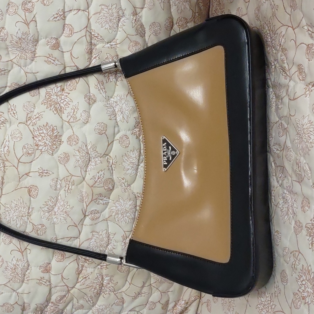 Shoulder bag Prada???
